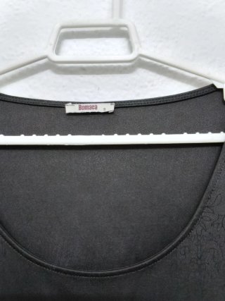 Vestido negro con volantes