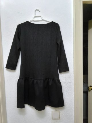 Vestido negro con volantes
