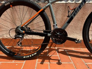 Bici GIANT Talon 29” + Pedales Shimano