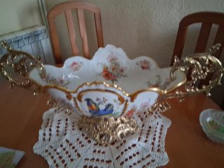 Centro de porcelana con soporte dorado