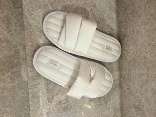 Bata y zapatillas novia