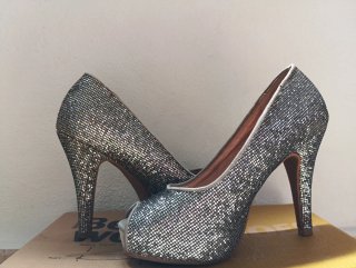 Tacones plateados brillantes