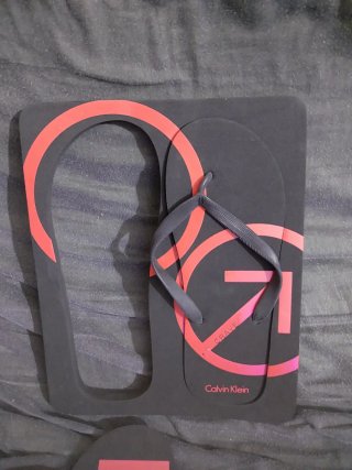 Chanclas Calvin Klein Negras y Rojas 42