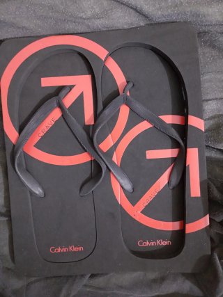 Chanclas Calvin Klein Negras y Rojas 42