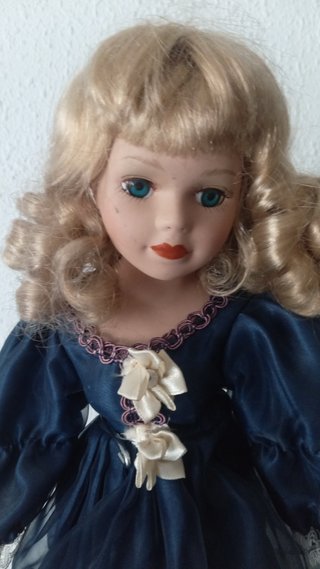 Muñeca antigua de porcelana