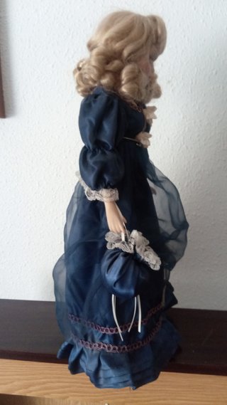 Muñeca antigua de porcelana