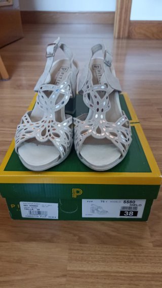 Sandalias Pitillos tacón beige y plata