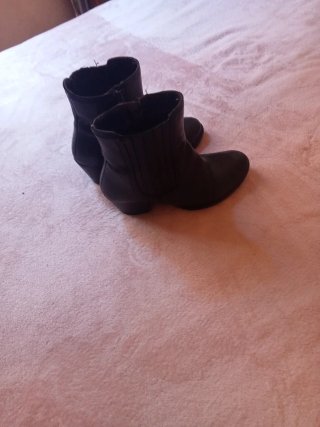 Botines negros con cremallera