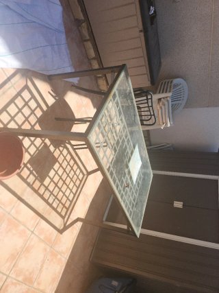 Tavolo da giardino in vetro e metallo