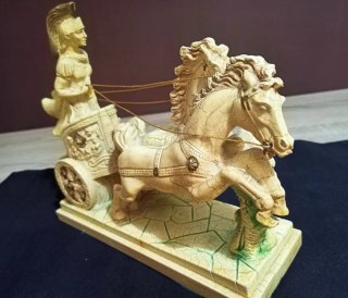 Figura de "Auriga Romano" de Alabastro