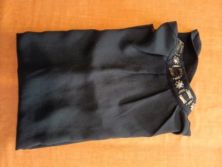 Vestido negro con pedrería