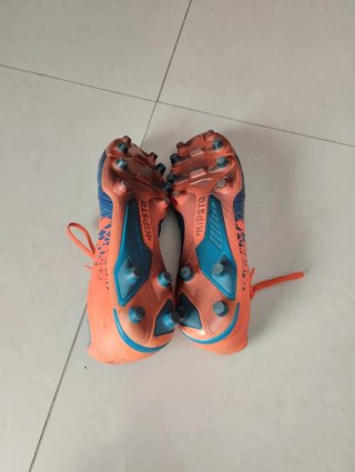 Zapatillas de fútbol azul y naranja