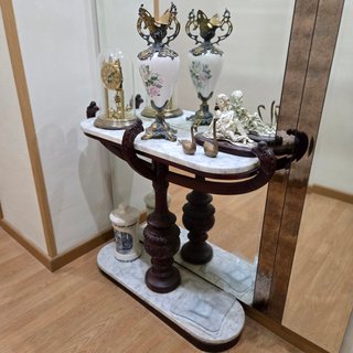 Consola de mármol y madera