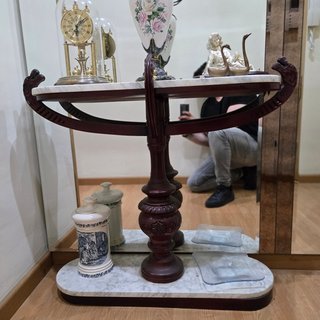 Consola de mármol y madera