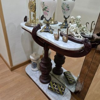 Consola de mármol y madera