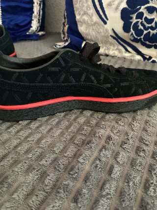 Zapatillas Puma Negras con Detalles Rojos