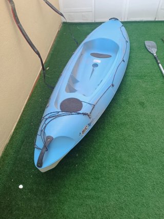 Kayak azul con remo