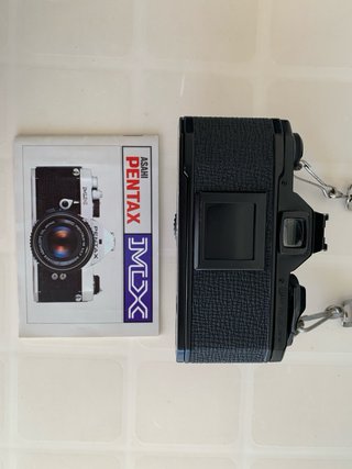 Cámara Pentax MX con accesorio