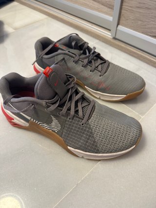 Nike Metcon 8 gris y rojo