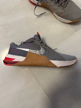 Nike Metcon 8 gris y rojo