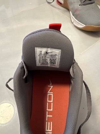 Nike Metcon 8 gris y rojo