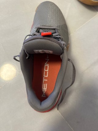 Nike Metcon 8 gris y rojo