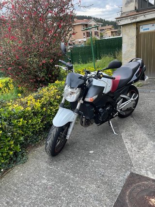 Suzuki GSR 600 Naked Blanca y Roja