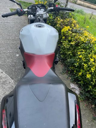 Suzuki GSR 600 Naked Blanca y Roja