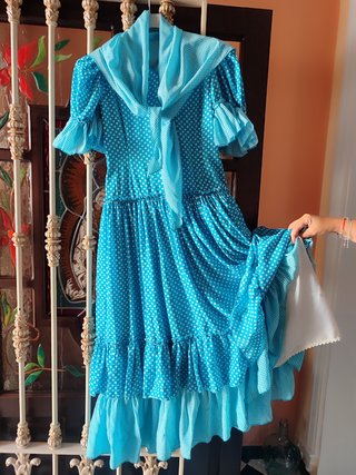 Traje de flamenca azul con lunares