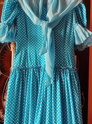 Traje de flamenca azul con lunares