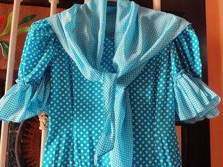 Traje de flamenca azul con lunares
