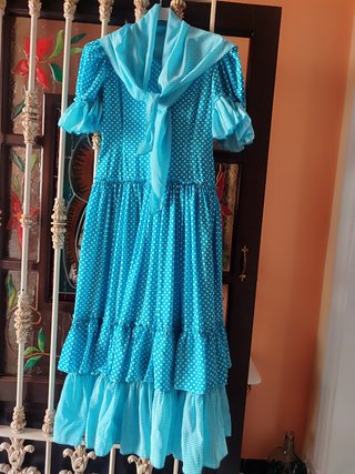 Traje de flamenca azul con lunares