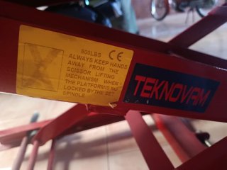 Elevador de motos hidráulico el gato está desmonta