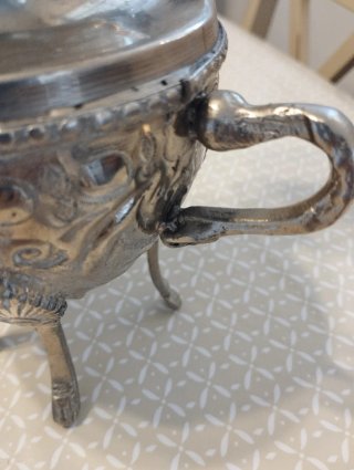 Recipiente árabe antiguo para azúcar/té