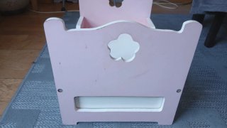 Cuna de juguete rosa y blanca