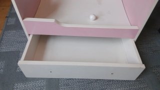 Cuna de juguete rosa y blanca