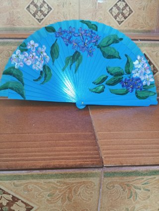 Abanico pintado a mano flores azules y moradas