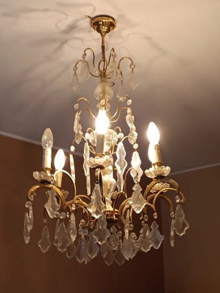 Lámpara de bronce clásica con tulipas de cristal