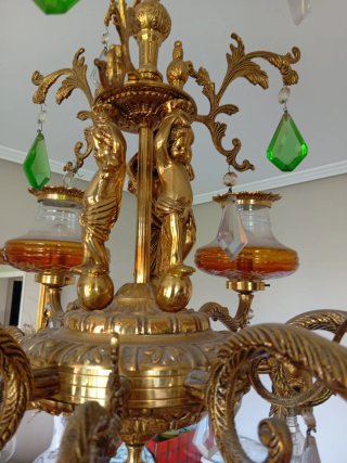 Lámpara de bronce clásica con tulipas de cristal
