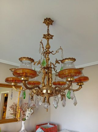 Lámpara de bronce clásica con tulipas de cristal