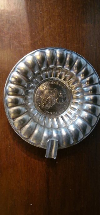 Cenicero con moneda antigua