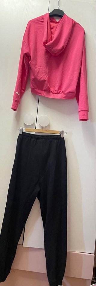 Conjunto Puma: Sudadera rosa M y pantalón negro S