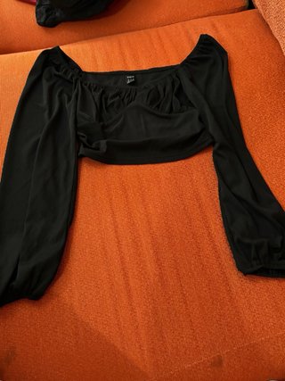 Top negro manga larga escote Bardot