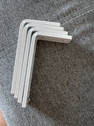Escuadras metálicas blancas