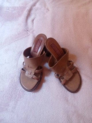 Sandalias de tacón beige y marrón