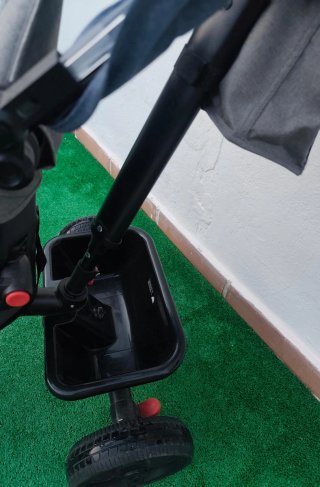 Triciclo infantil con capota y cesta