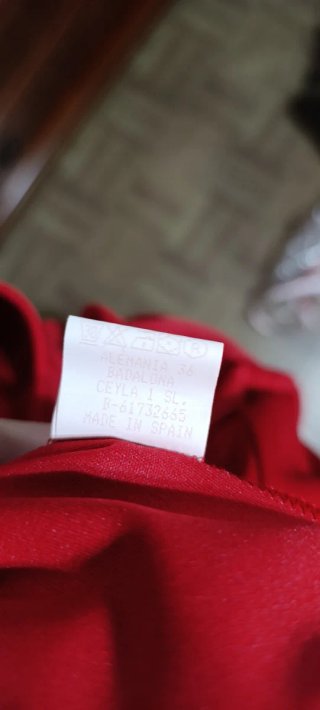 Vestido rojo sin mangas con volantes