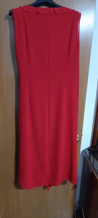 Vestido rojo sin mangas con volantes