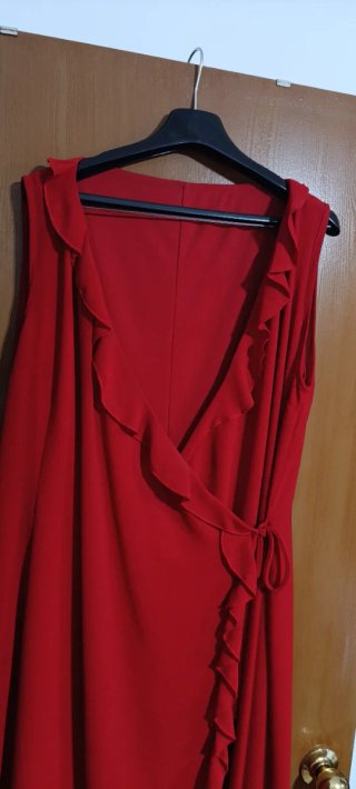 Vestido rojo sin mangas con volantes
