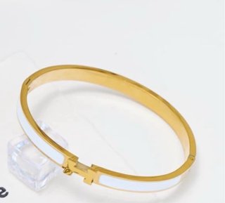 Pulsera rígida dorada con detalle blanco